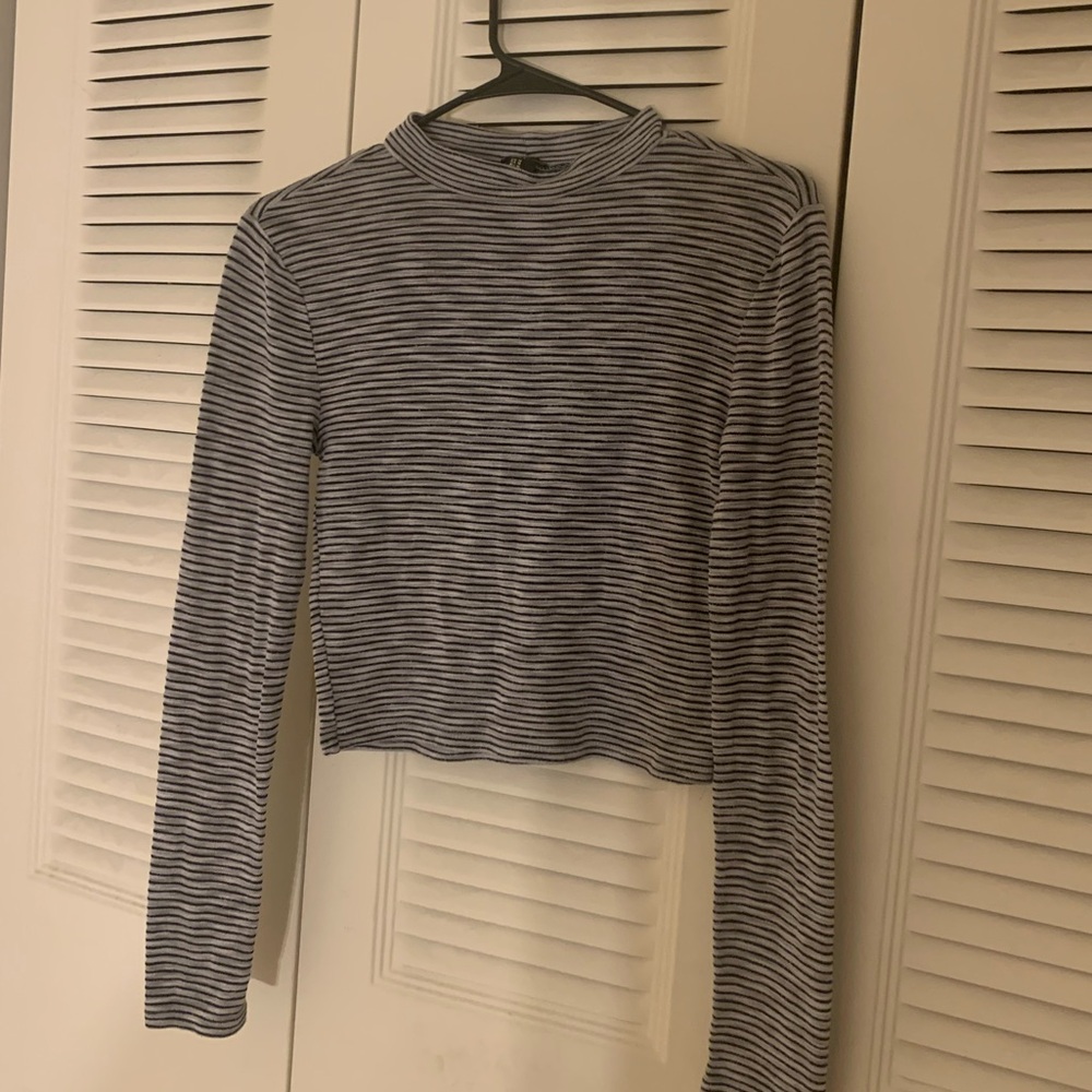 Forever 21 Gray & Black Crop Top Size M